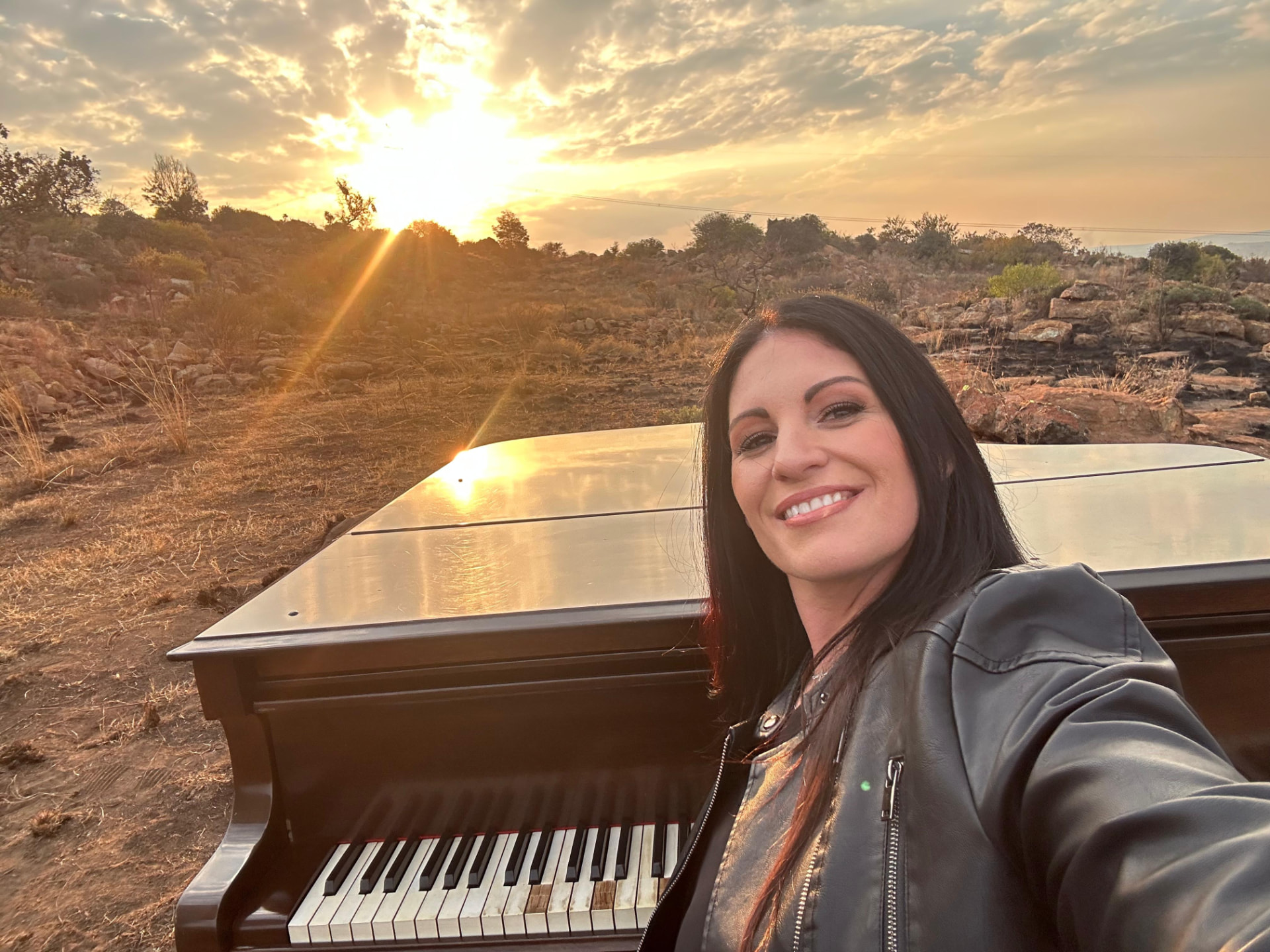 Riana Nel and the grand piano on location at sunset